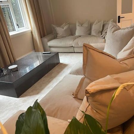 Newly Refurbished Apartment, Near Station & River 런던 외부 사진