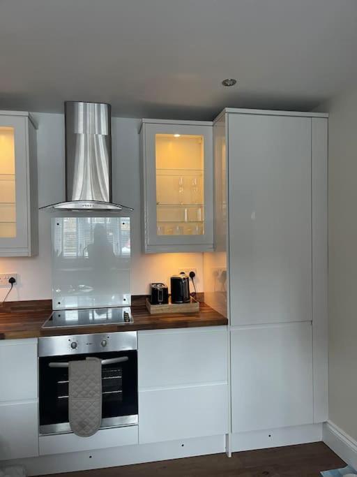 Newly Refurbished Apartment, Near Station & River 런던 외부 사진