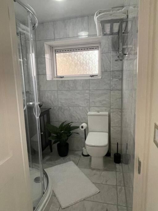 Newly Refurbished Apartment, Near Station & River 런던 외부 사진