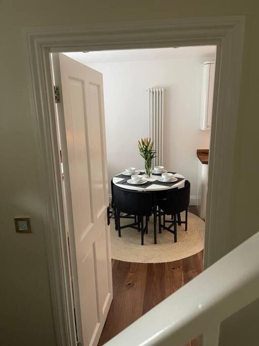 Newly Refurbished Apartment, Near Station & River 런던 외부 사진