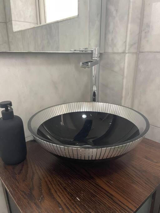 Newly Refurbished Apartment, Near Station & River 런던 외부 사진