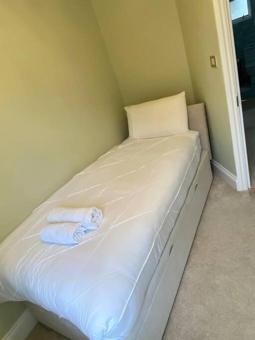 Newly Refurbished Apartment, Near Station & River 런던 외부 사진