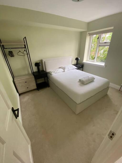 Newly Refurbished Apartment, Near Station & River 런던 외부 사진